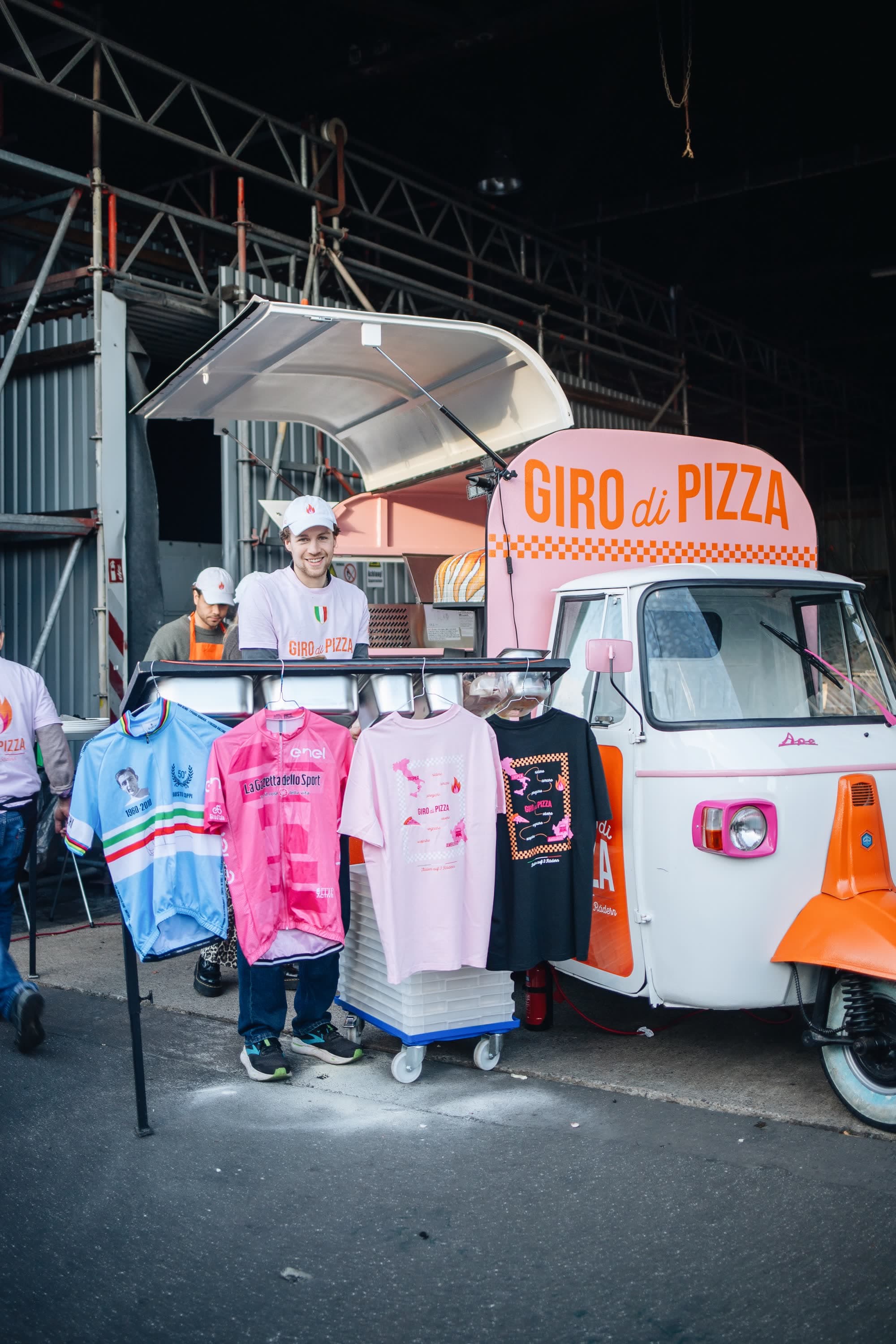 Anton lächelt mit Merch